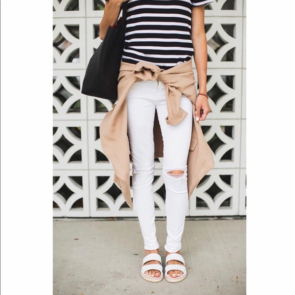 🌺Sold✨Chanel  Gold Woven Sandal Mules - Picture 2 of 8